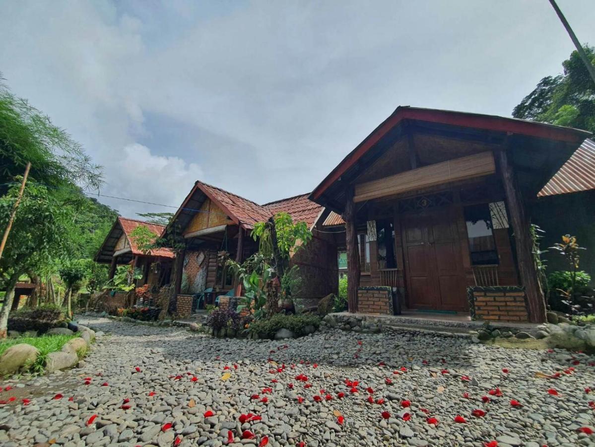 Lucky Bamboo'Bungalows-Resto And Orangutan Jungle Trekking Tours Bukit Lawang Exterior foto