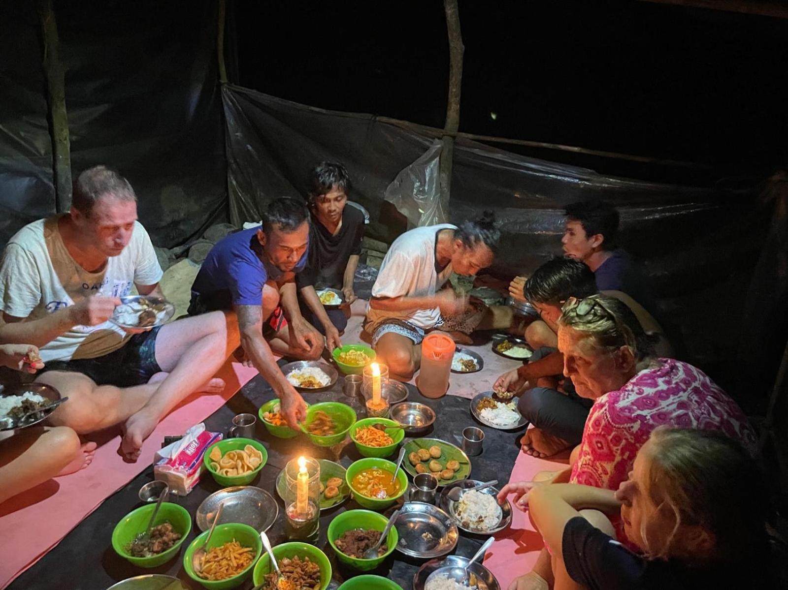 Lucky Bamboo'Bungalows-Resto And Orangutan Jungle Trekking Tours Bukit Lawang Exterior foto
